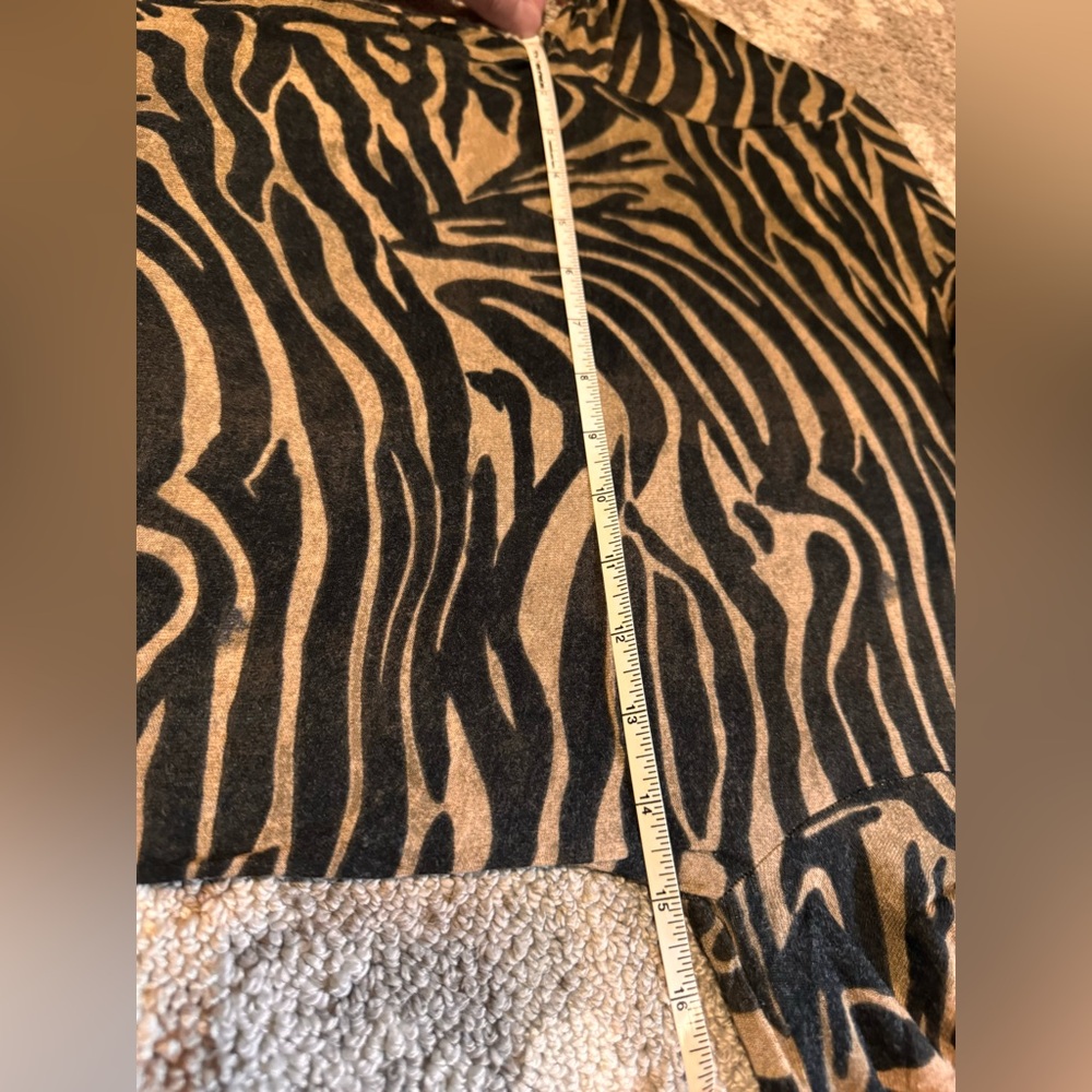 Express Animal Print Top🖤 - Picture 5 of 11